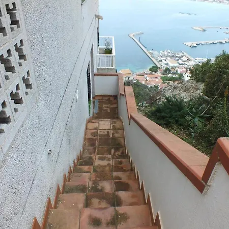 Comodo De 3 Con Aire Acondicionado, Terraza Y Piscina En - Es-204-16